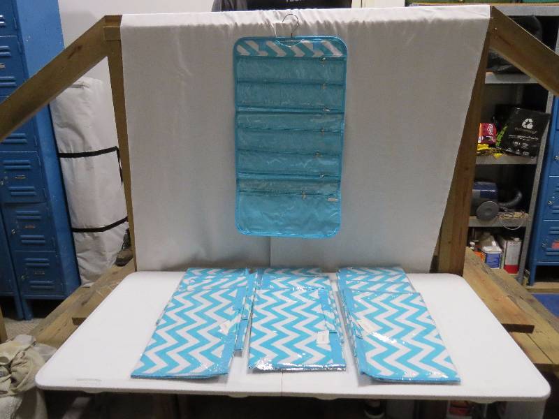 lot 119 image: Lot of 12 Turquoise HangingTravel Jewelry Rolls