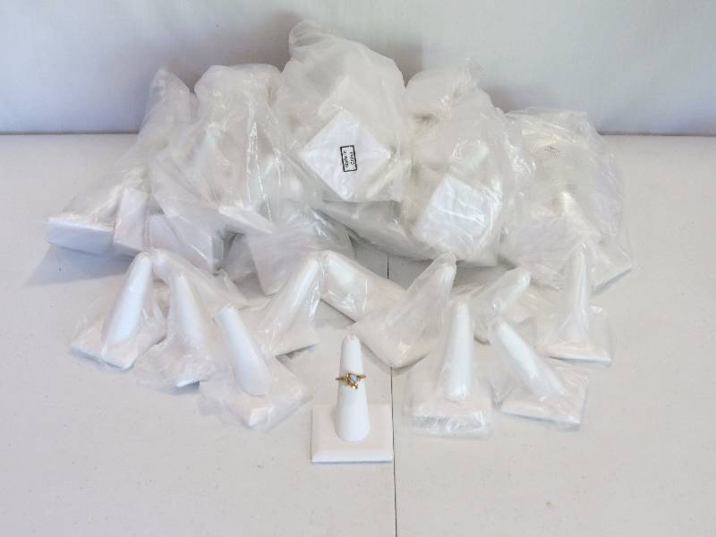 lot 162 image: Lot of 96 White Leatherette Single Ring Stands (jewelry not included)