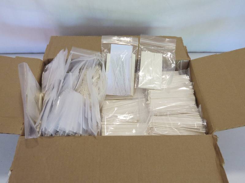 lot 236 image: Lot of 2000 LollipopCake Pop Sticks