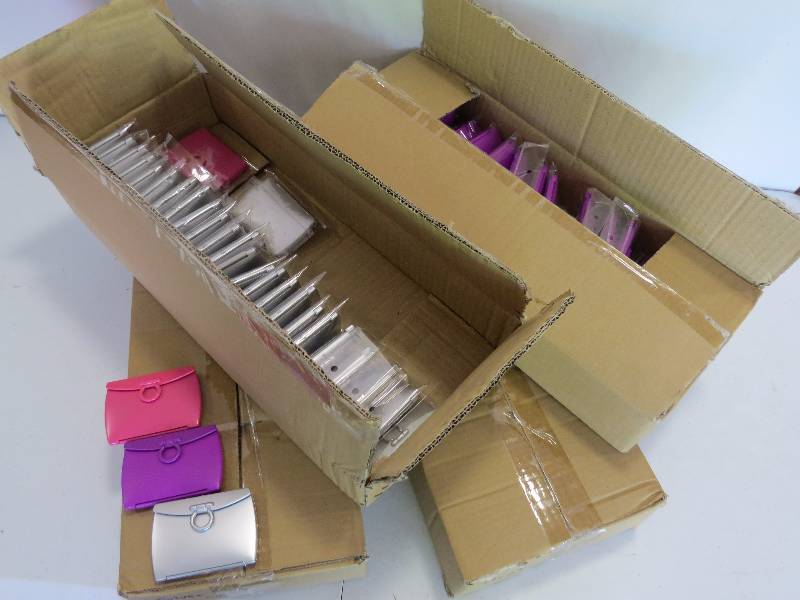 lot 263 image: Lot of 171 Compact Mirrors - assorted colors