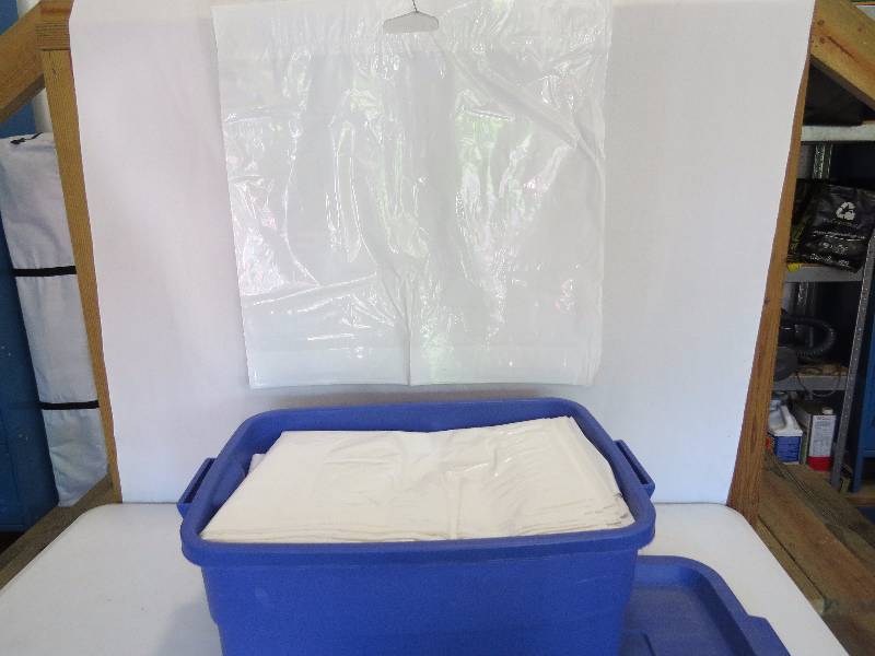 lot 304 image: Rubbermaid tub full of heavy duty plastic shopping bags