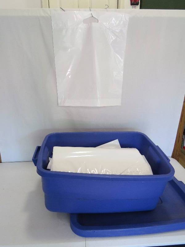 lot 305 image: Rubbermaid tub full of heavy duty plastic shopping bags