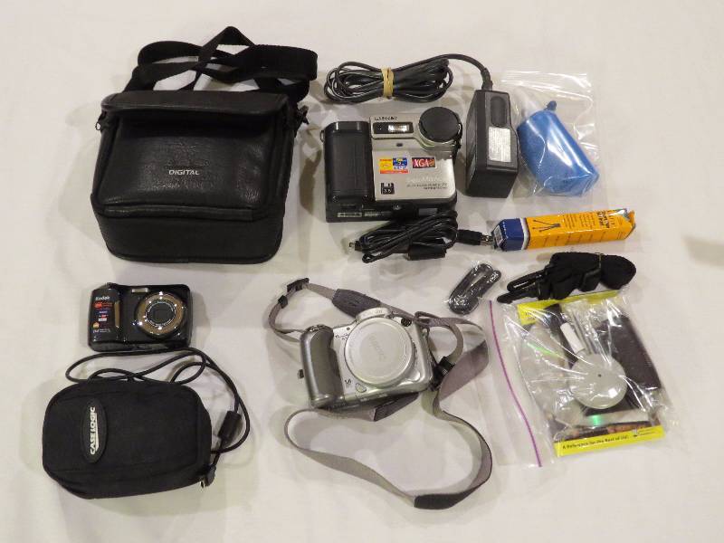 lot 329 image: Lot of 3 Digital Cameras