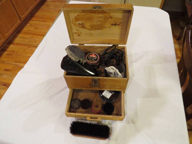 lot 338 image: Vintage Ronson Shoe Box and Polisher