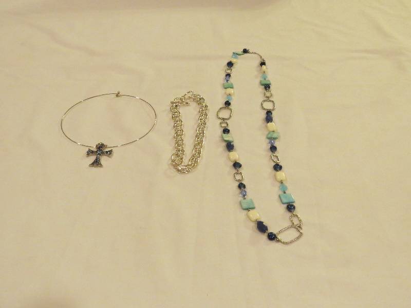 lot 342 image: Jewelry Lot of 3 Necklaces