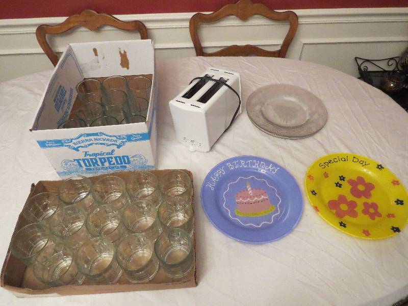 lot 352 image: Lot of Kitchen - plates, glasses, toaster