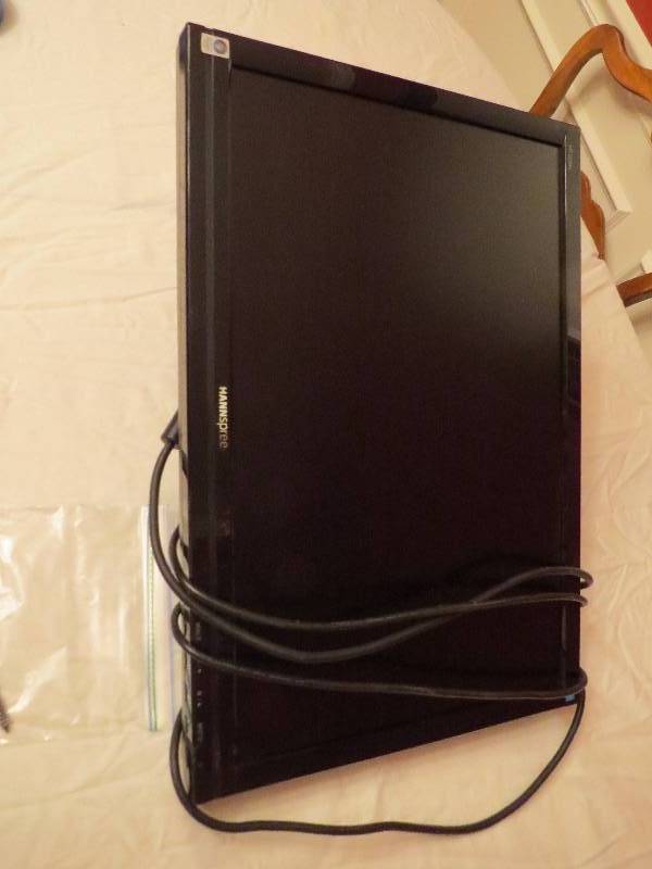 lot 378 image: 22 LCD Computer Monitor