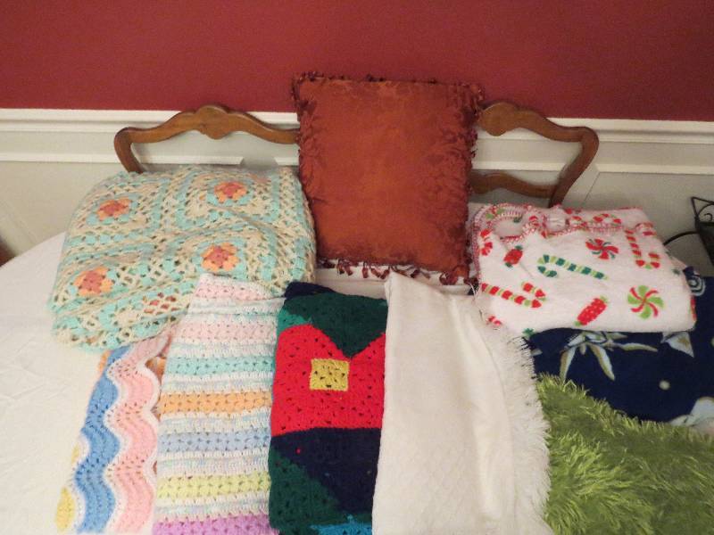 lot 395 image: Lot of Blankets and more