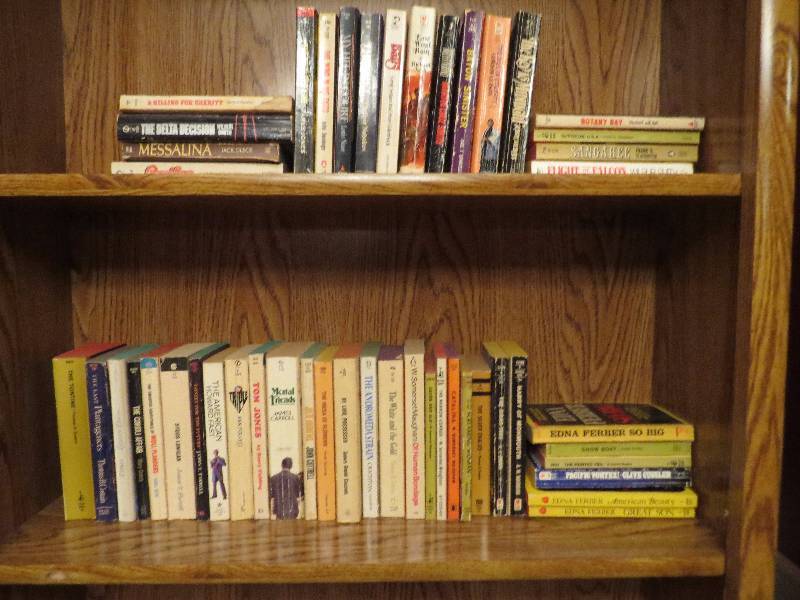 lot 401 image: Lot of Paperback Books
