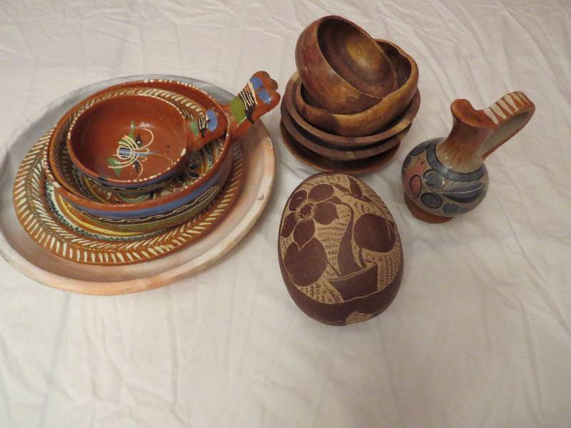 lot 408 image: Southwestern dcor, wooden bowls, Jamican carved coconut
