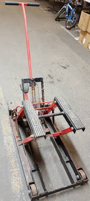 lot 7445 image: Craftsman 950190 Motorcycle  ATV service jack slightly rusty frame from a moist garage floor