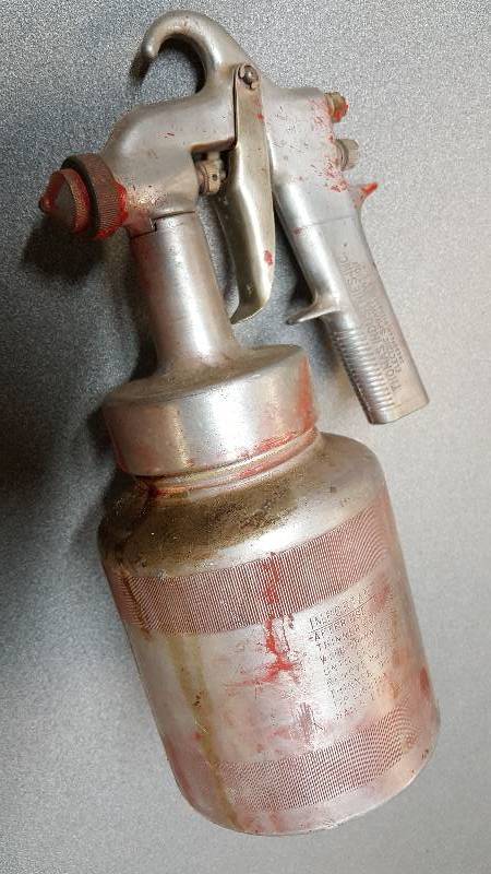 lot 7559 image: Air powered paint spray gun with canister