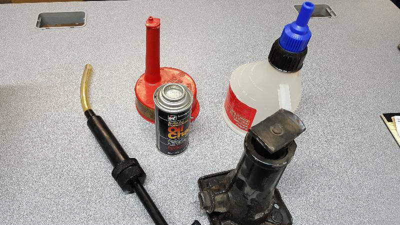 lot 7561 image: Couple of handy automotive pieces here and a new can of AC compressor oil too