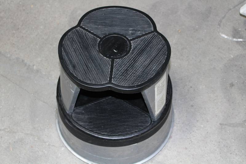 lot 2016 image: Round 2 Step Stool with wheels