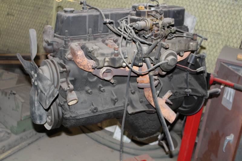 lot 2071 image: Jeep Engine