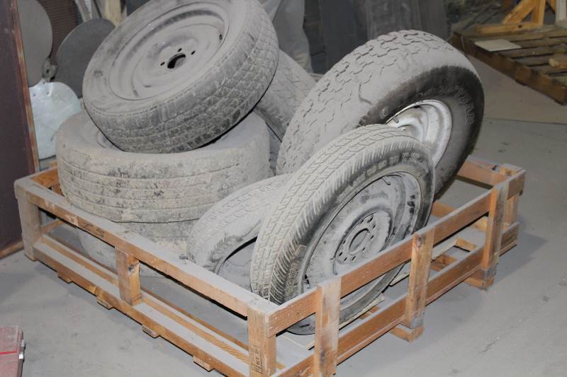 lot 2072 image: lot of used tires