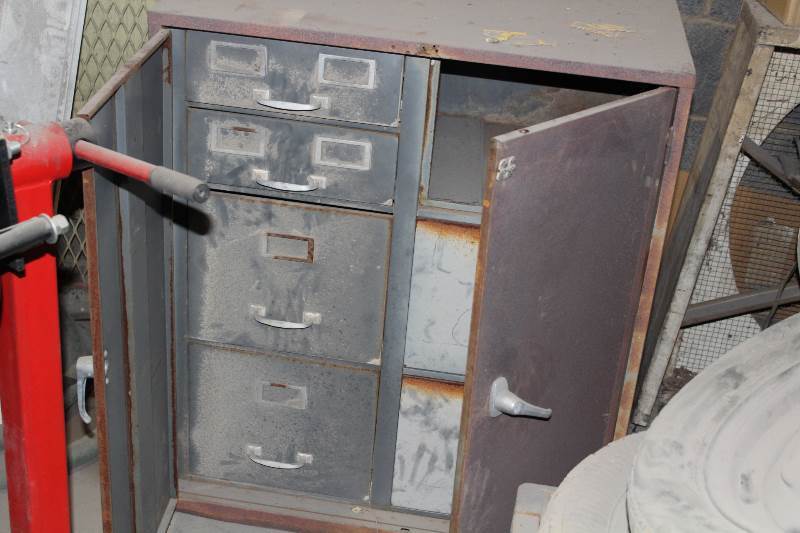 lot 2073 image: Metal storage cabinet