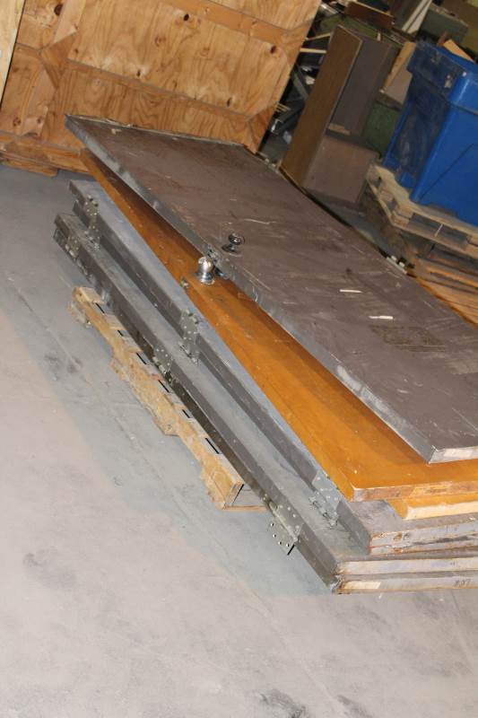 lot 2078 image: Pallet of doors