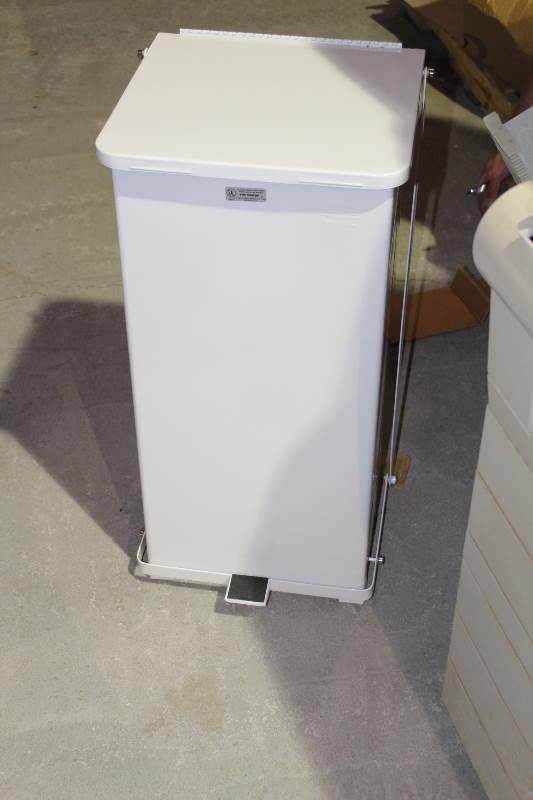 lot 2082 image: Push Step Trash can