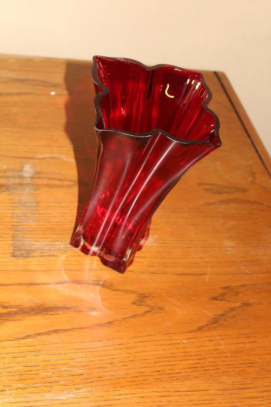lot 2106 image: Glass Vase