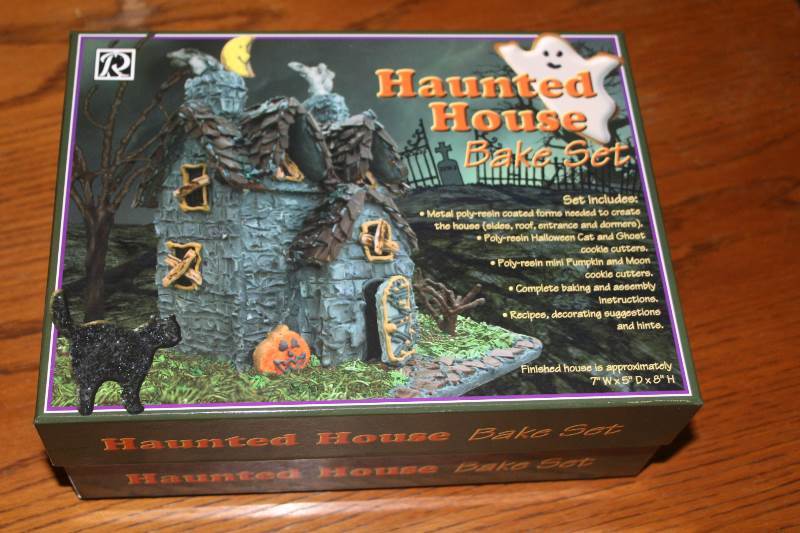lot 2112 image: Haunted house baking set