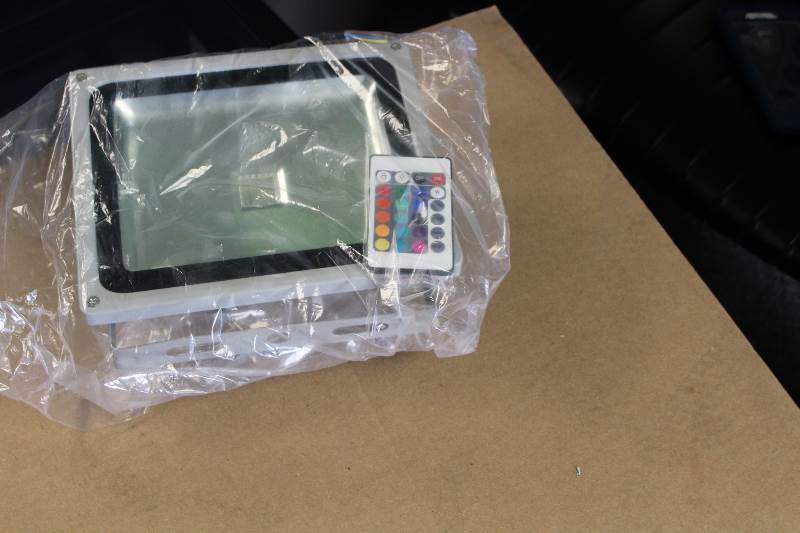 lot 2135 image: 30 wats led flood light with remote control