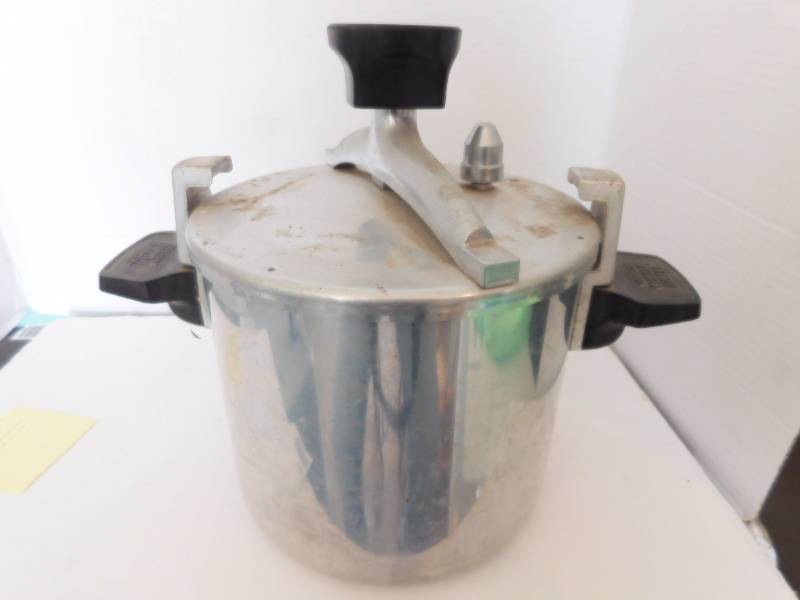 lot 12952 image: Vintage WearEver 6QTChicken Bucket Pressure Fryer