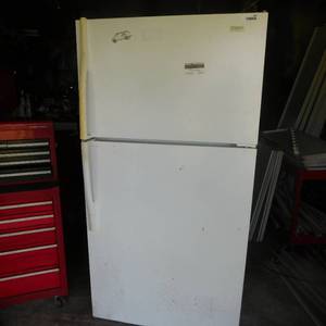 lot 8061 image: Maytag Top Freezer Refrigerator