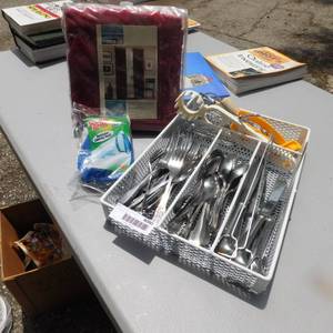 lot 8080 image: Kitchen Silverware & Organizer