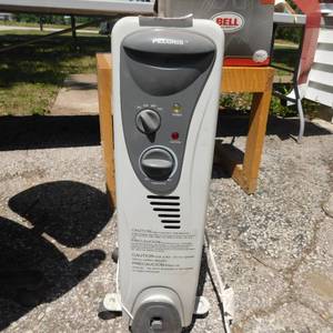 lot 8067 image: Pelonis� Radiator Style Electric Heater