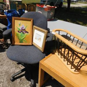 lot 8083 image: Fabric Office Chair & Magazine Rack
