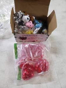 lot 6649 image: Valentines Day Cards for Kids Classroom - Valentines Day Gifts for Kids School - 20 Animal Finger Puppet and Heart Box with Cards, Valentine Exchange for Girls Boys School Class Classroom