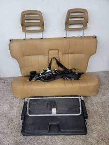 lot 402 image: Volvo car seats