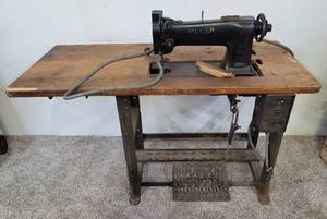 lot 413 image: Vintage singer sewing 109w100 W289169 wsewing stand