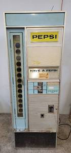 lot 415 image: Vintage Pepsi vending machine gets cold
