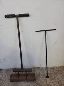 lot 417 image: Linolium roller & water meter key