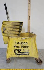 lot 435 image: Rubbermaid mop bucket