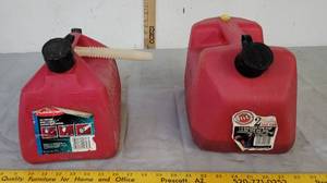 lot 440 image: 1.5 & 2 Gal gas cans