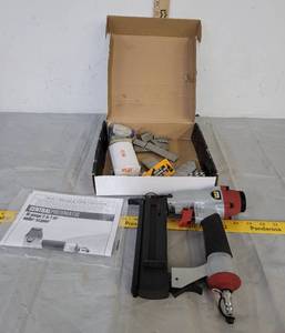 lot 441 image: Central pneumatic 18 gauge 2 in 1 air nailerstapler