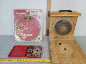lot 468 image: Various saw blades & craftsman bench &  radial saw  molding set