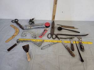 lot 470 image: Metal snips  putty knifes  crow bar & more