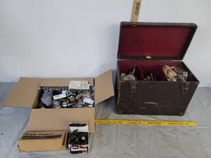 lot 487 image: Large lot of various door handleknobs