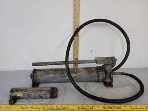 lot 488 image: Hydraulic hand pump assembly