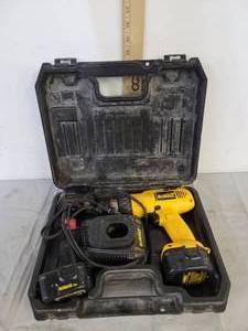 lot 509 image: Dewalt cordless drill w3 batteries & charger in case