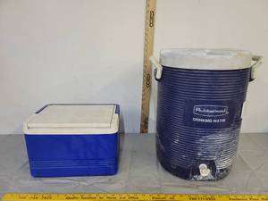 lot 512 image: Rubbermaid drinking cooler & cooler
