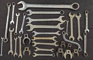 lot 672 image: Wrenches.