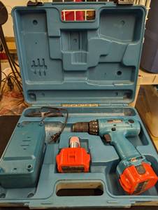 lot 690 image: Makita Cordless Drill wCharger, Battery & Case