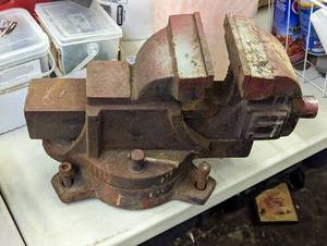 lot 707 image: Large Vice.