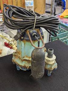 lot 708 image: Submersible Pump.