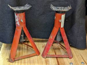 lot 719 image: 2 Vintage Adjustable Car Jack Stands